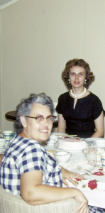 A daughter interviews her mother about her mother's life from 1906 to 1985.